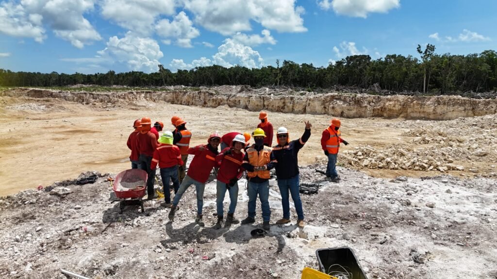 Explotación de más de 18 bancos de materiales para el proyecto de Tren Maya en la zona de Yucatán y Quintana Roo para particulares .